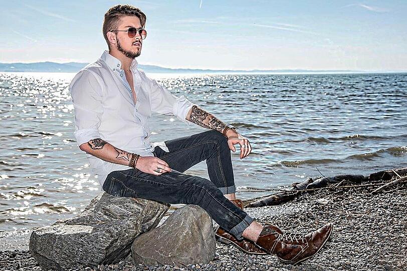 Als ideale Abkühlung an heißen Sommertagen sieht DSDS-Sänger Pat Wind den Eisbach: &bdquo;Es ist einer meiner absoluten Lieblingsorte in München. Gemeinsam mit dem Englischen Garten bietet er eine traumhafte Kulisse zum Surfen, Schwimmen und für romantische Dates.&ldquo;