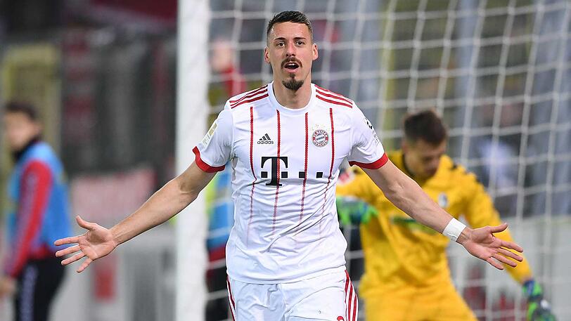 Sandro Wagner Note 3: Immer wieder auswärts &ndash; darf der Winterpausen-Neuzugang für Lewandowski als Sturmspitze ran. Rackerte, lief viel und traf wieder. Das 3:0, ein echter Mittelstürmer-Treffer im Fünfer. Sein dritter Treffer seit Januar.