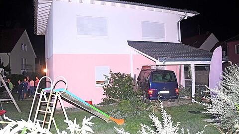 Der Mann fuhr mit seinem VW-Bus mitten ins Wohnzimmer der Frau.