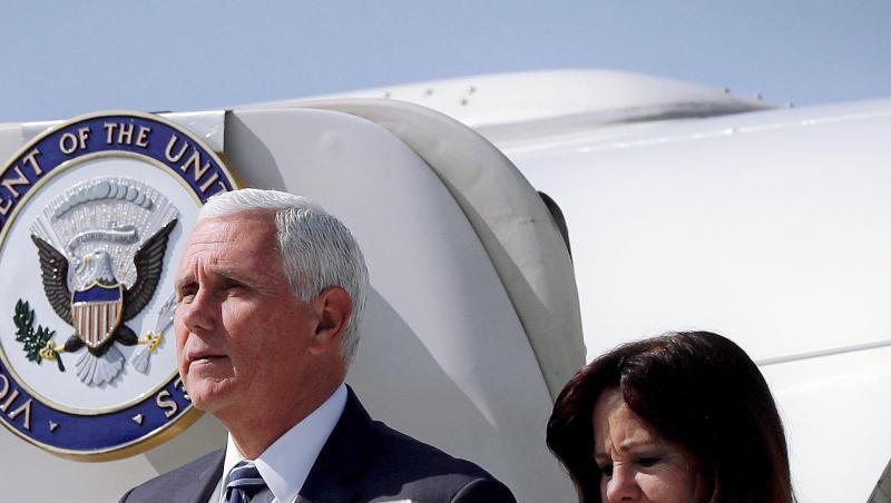 US-Vizepräsident Mike Pence und seine Frau Karen bei ihrer Ankunft in Polen. US-Vizepräsident Mike Pence und seine Frau Karen bei ihrer Ankunft in Polen.