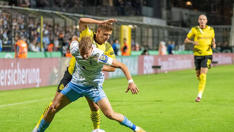 Der damals noch 17-jährige Leandro Morgalla (hier im Zweikampf mit Thorgan Hazard) machte selbst gegen Champions-League-Teilnehmer Borussia Dortmund eine gute Figur.