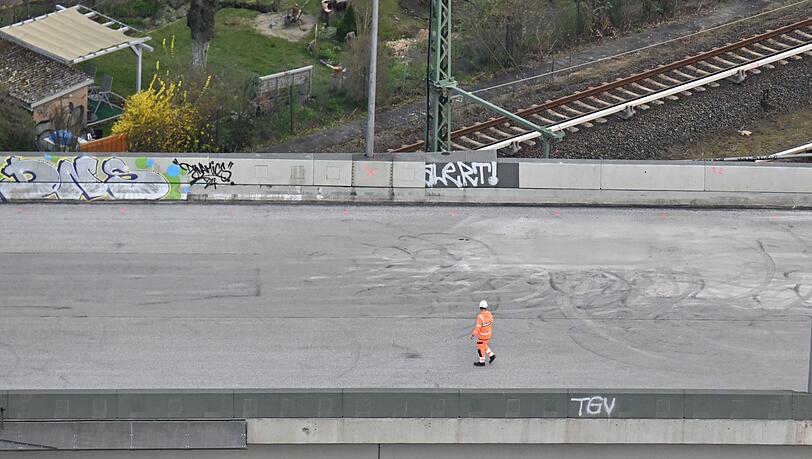 Keine Autos, keine S-Bahn – dafür Bauarbeiter: die gesperrte Ringbahnbrücke im Berliner Westen. Keine Autos, keine S-Bahn – dafür Bauarbeiter: die gesperrte Ringbahnbrücke im Berliner Westen.
