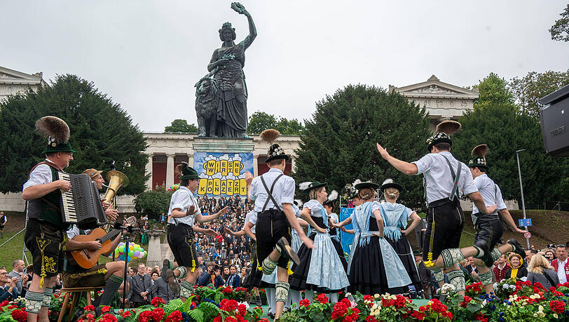 Auf dem Platzkonzert zu F&uuml;&szlig;en der Bavaria am zweiten Wiesn-Sonntag herrscht eine ganz besondere Stimmung.