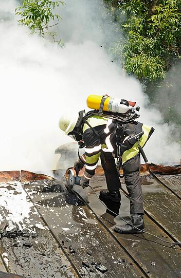 Thalkirchner Straße:
Bei Sanierungsarbeiten am Dach eines Tennisclubs in Thalkirchen bricht ein Brand aus. Das Dach ist mit Blech verkleidet. Auf einer großen Fläche des 30 Meter langen Gebäudes muss das Blechdach mit Hilfe von Trennschleifern geöffnet werden, um an alle Glutnester her31
Bilanz 2011 - Brände
anzukommen. Ein 28-jähriger Arbeiter wird mit einer Rauchgasvergiftung in ein Krankenhaus gebracht. Nach dreistündiger Arbeit können Berufsfeuerwehr und Freiwillige Feuerwehr wieder abrücken. Der Schaden beläuft sich nach ersten Schätzungen im Bereich einer halben Million Euro.
