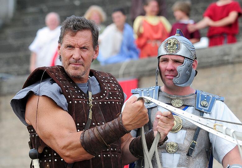 Mit dem drei Stunden langen Live-Spektakel aus dem Amphitheater in Xanten sollte spielerisch Wissen über die alten Römer vermittelt werden. Die Bilder aus der Show