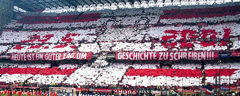 Die Bayern-Fans hatten sich zuvor nicht lumpen lassen und eine atemberaubende Choreographie ins Guiseppe-Meazza-Stadion in Mailand hingelegt. "Heute ist ein guter Tag, um Geschichte zu schreiben" stand auf dem Spruchband.
