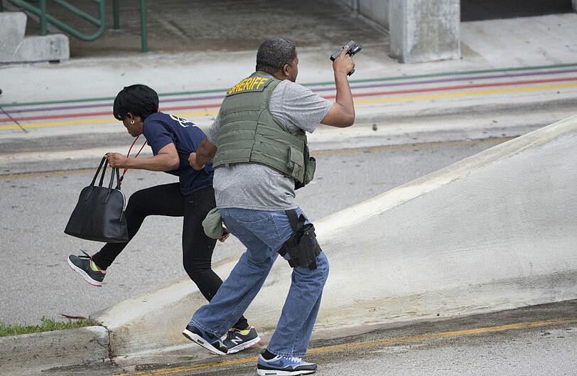 Nach den tödlichen Schüssen auf dem Flughafen von Fort Lauderdale in Florida hat die Polizei einen Verdächtigen verhaftet. Er soll mindestens fünf Menschen erschossen haben, acht weitere wurden verletzt. Das teilte der zuständige Sheriff mit.