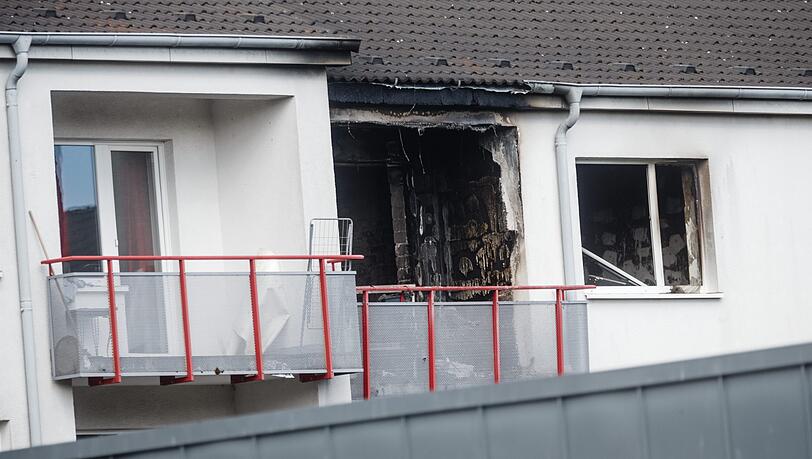 Hamburg: Eine ausgebrannte Wohnung ist im Hamburger Stadtteil Eißendorf zu sehen. Hier griff ein 28 Jähriger drei Behördenmitarbeiter mit einem Brandsatz an. Hamburg: Eine ausgebrannte Wohnung ist im Hamburger Stadtteil Eißendorf zu sehen. Hier griff ein 28 Jähriger drei Behördenmitarbeiter mit einem Brandsatz an.
