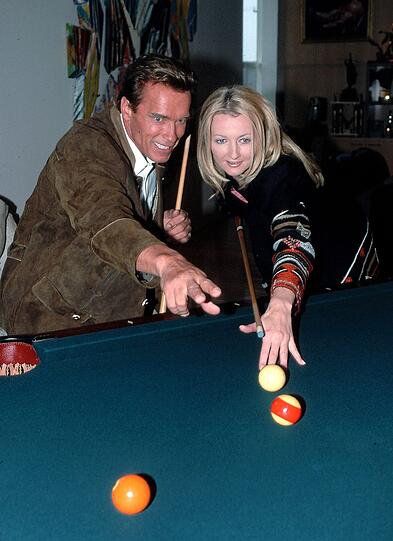 Ein bisschen Spaß auf der Arbeit darf auch mal sein: Frauke Ludowig spielt 1999 mit Arnold Schwarzenegger eine Partie Billard.