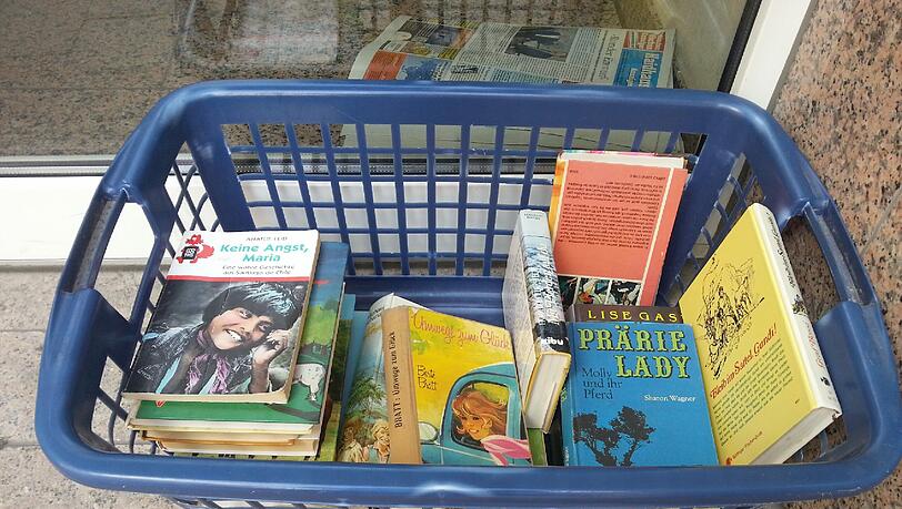 ...sondern nach Gratis-Büchern - und was für welchen. "Prärie Lady", "Bleib im Sattel, Gundi" und "Mit Pferden auf du". Da hat wohl eine Pferdenärrin alte Schinken ausgemistet. ...sondern nach Gratis-Büchern - und was für welchen. "Prärie Lady", "Bleib im Sattel, Gundi" und "Mit Pferden auf du". Da hat wohl eine Pferdenärrin alte Schinken ausgemistet.