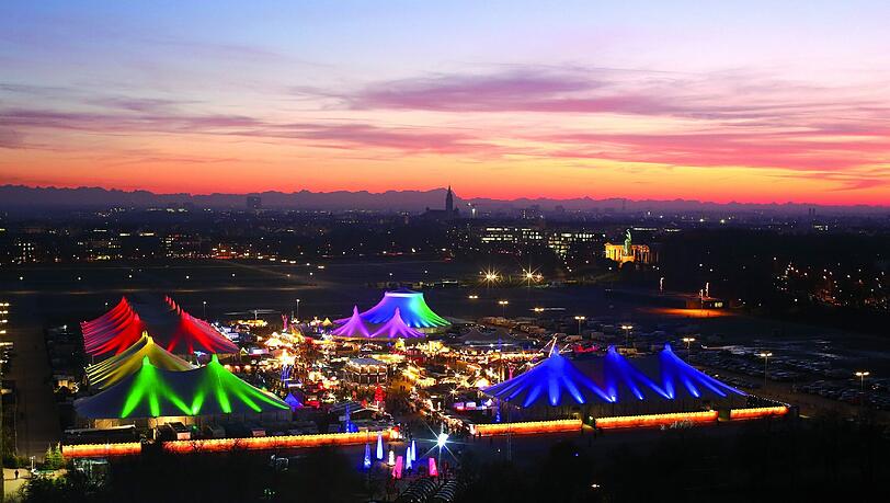 Beeindruckender Blick auf das Tollwood von oben. Beeindruckender Blick auf das Tollwood von oben.