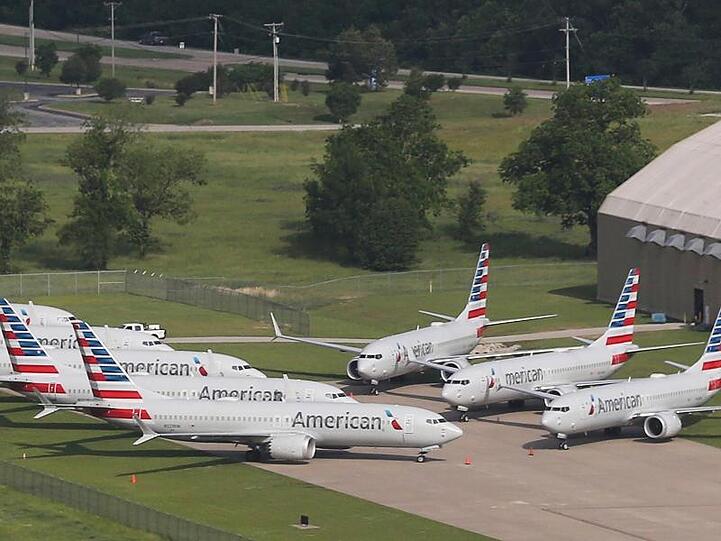 Flugzeuge der Fluggesellschaft American Airlines vom Typ Boeing 737 Max stehen am Internationalen Flughafen Tulsa.