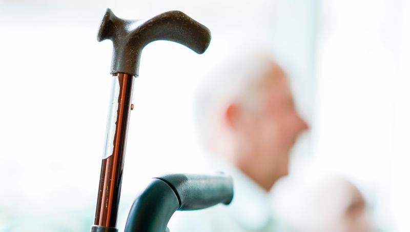 Ein Rollator und ein Gehstock stehen in einer Wohn-Pflege-Gemeinschaft. Ein Rollator und ein Gehstock stehen in einer Wohn-Pflege-Gemeinschaft.
