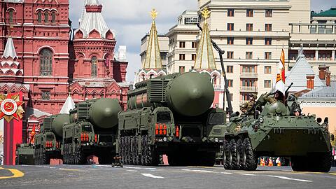 Russische ballistische RS-24 Yars-Raketen werden während der Militärparade am 9. Mai 2022 durch Moskau gefahren.