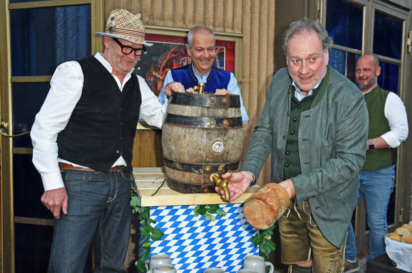 Guntbert Warns, Michael Möller (Hofbräu München) und Harold Faltermeyer ließen sich den Fassanstich – passend zum Musical-Motto "Oktoberfest" – nicht nehmen.