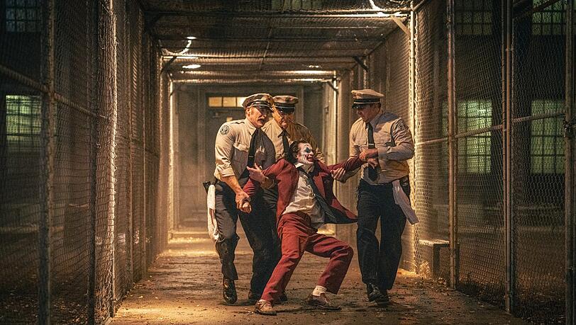 Aufstand? Ausbruch? Gerichtssaal? Zurück in die Zelle: Joaquin Phoenix als Joker.