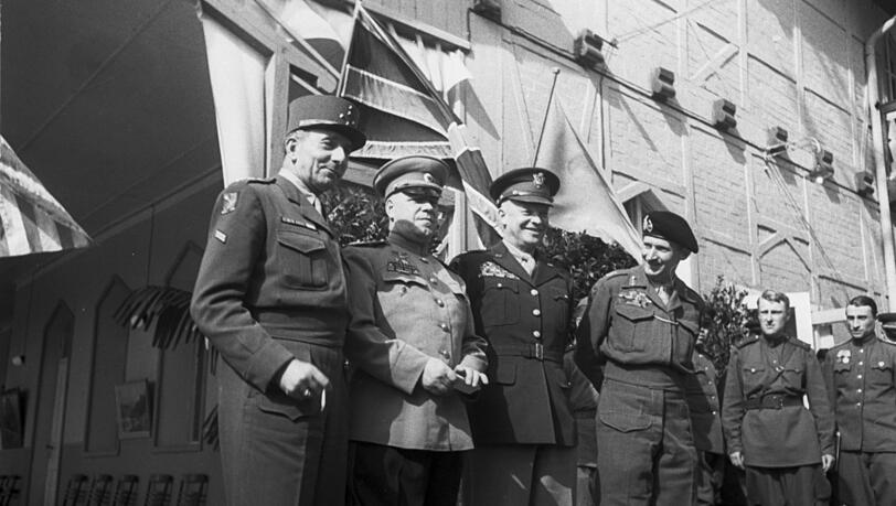 Sie üben die oberste Gewalt in Deutschland nach dem Zweiten Weltkrieg aus (v.l.n.r.): Jean Marie de Lattre de Tassigny, Georgij K. Schukow, Dwight D. Eisenhower und Bernard L. Montgomery nach der feierlichen Unterzeichnung der Berliner Erklärung am 5. Juni 1945.