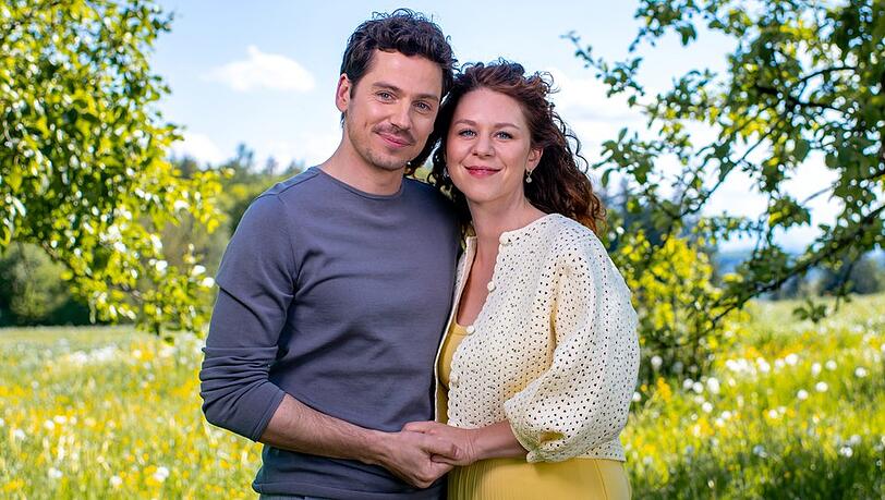Im Mittelpunkt der neuen "Sturm der Liebe"-Staffel stehen zwei Menschen, die unterschiedlicher nicht sein könnten: Fanny Schätzl (Johanna Graen), die bodenständige Gärtnerin am Fürstenhof, und Kilian Rudloff (Anthony Paul), der charismatische Koch und Weltenbummler. Im Mittelpunkt der neuen "Sturm der Liebe"-Staffel stehen zwei Menschen, die unterschiedlicher nicht sein könnten: Fanny Schätzl (Johanna Graen), die bodenständige Gärtnerin am Fürstenhof, und Kilian Rudloff (Anthony Paul), der charismatische Koch und Weltenbummler.
