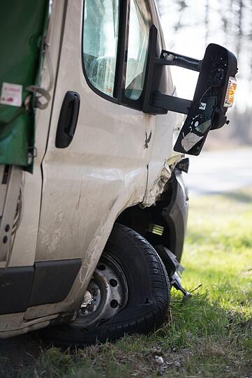 Der Zusammenstoß zwischen dem Transporter und dem Traktor war so heftig, dass die Achse des Traktors rausgerissen wurde und auf der Straße liegenblieb.