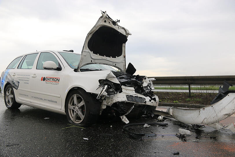 Völlig demoliert kam der Porsche an der Leitplanke zum Stehen.