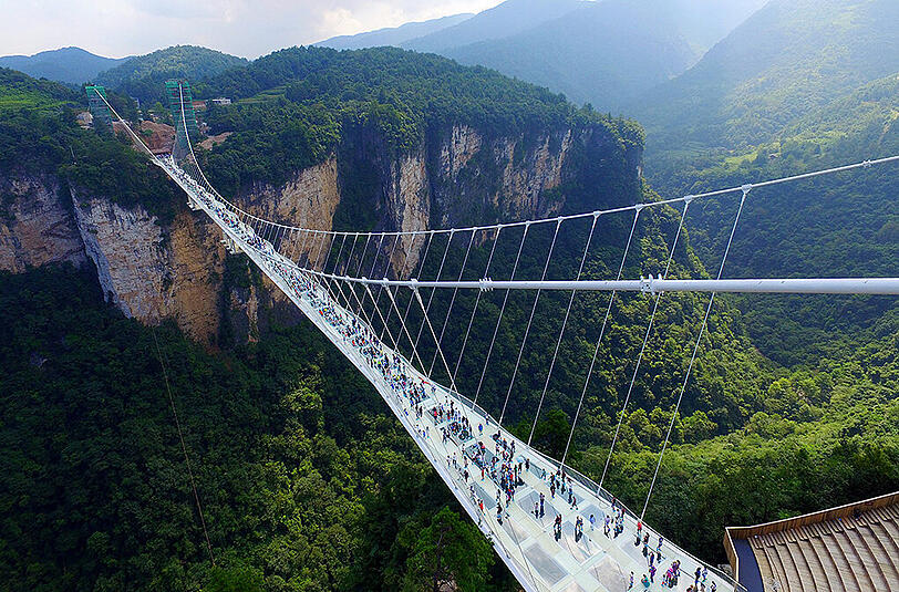 Die Superlativ-Brücke - gut besucht am Eröffnungstag.
