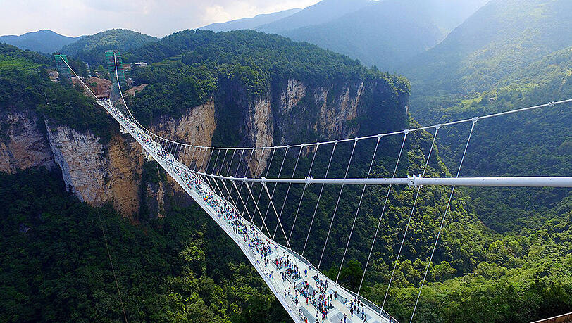Die Superlativ-Brücke - gut besucht am Eröffnungstag. Die Superlativ-Brücke - gut besucht am Eröffnungstag.