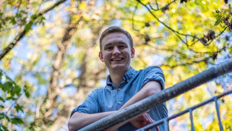 Florian Siekmann (Grüne), Jüngster Abgeordneter des bayerischen Landtags, lehnt an einem Zaun. Foto: Lino Mirgeler/Archiv Florian Siekmann (Grüne), Jüngster Abgeordneter des bayerischen Landtags, lehnt an einem Zaun. Foto: Lino Mirgeler/Archiv