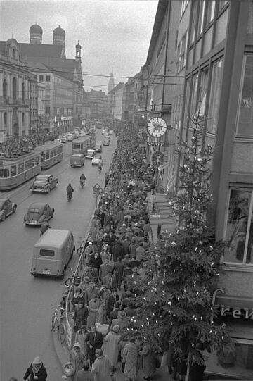 1959: Nix mit Fußgängerzone! Beim Weihnachtseinkauf in der Neuhauser Straße haben die Bummler wenig, die Autos dafür umso mehr Platz.