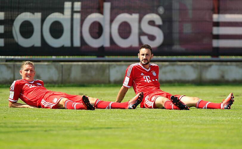 Hier nimmt Schweinsteiger ein kurzes Sonnenbad mit Diego Contento