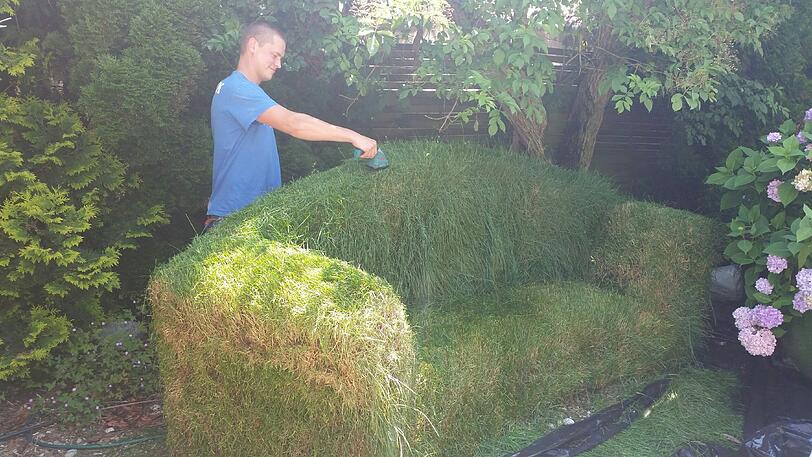 Handgemäht: Helfer Tomak Koziet stutzt eines der Gras-Sofas.