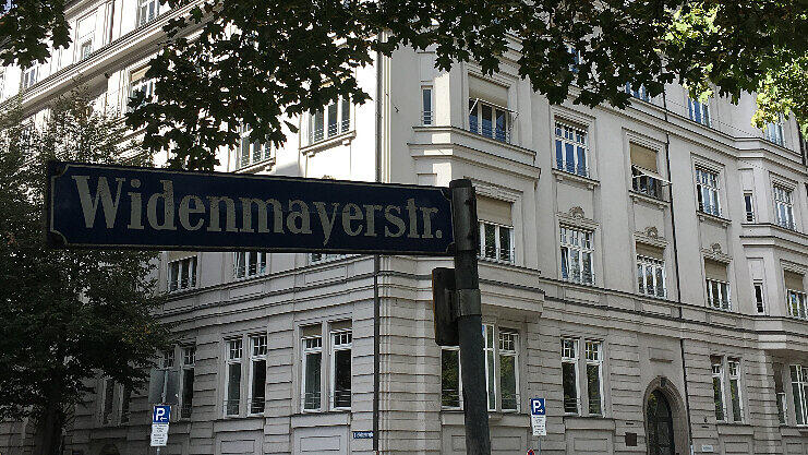 Mit ihren prächtigen Gebäuden ist die Widenmayerstraße als denkmalgeschütztes Ensemble in die Denkmalliste eingetragen.