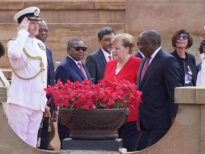 Kanzlerin Merkel wird vom südafrikanischen Präsidenten Cyril Ramaphosa (3.v.r) mit militärischen Ehren empfangen.