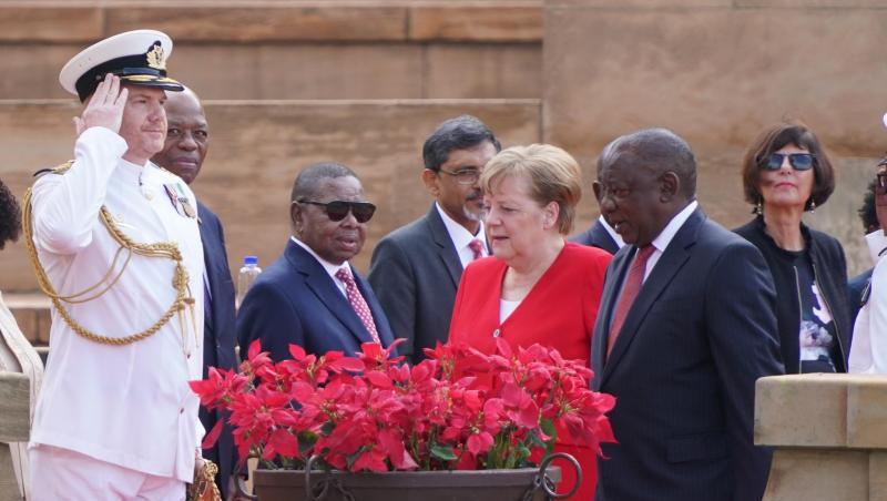 Kanzlerin Merkel wird vom südafrikanischen Präsidenten Cyril Ramaphosa (3.v.r) mit militärischen Ehren empfangen. Kanzlerin Merkel wird vom südafrikanischen Präsidenten Cyril Ramaphosa (3.v.r) mit militärischen Ehren empfangen.