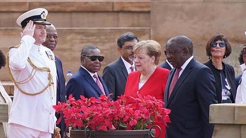 Kanzlerin Merkel wird vom südafrikanischen Präsidenten Cyril Ramaphosa (3.v.r) mit militärischen Ehren empfangen.