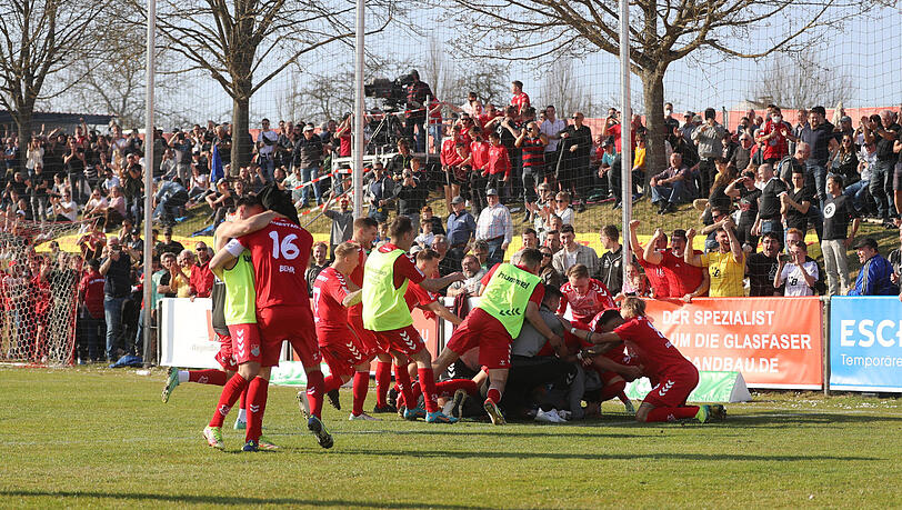 Jahrhundertspiel für Aubstadt: Erst Trainer Köllner und Präsident Reisinger empfangen, dann Torjäger Bär und Co. besiegt.