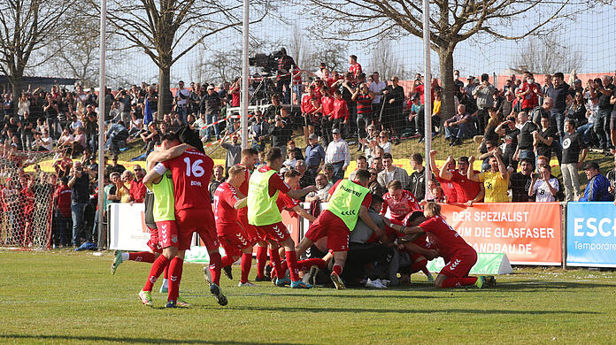 Jahrhundertspiel für Aubstadt: Erst Trainer Köllner und Präsident Reisinger empfangen, dann Torjäger Bär und Co. besiegt.