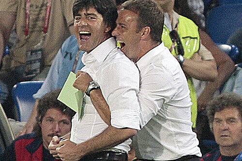 Bei solchen Siegen und solchem Lob kann auch ein Jogi Löw mal abheben. DFB-Chef Zwanziger nennt ihn &bdquo;die Persönlichkeit, die unser System am besten umsetzen kann.&ldquo;