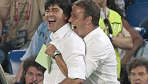 Bei solchen Siegen und solchem Lob kann auch ein Jogi Löw mal abheben. DFB-Chef Zwanziger nennt ihn „die Persönlichkeit, die unser System am besten umsetzen kann.“ Bei solchen Siegen und solchem Lob kann auch ein Jogi Löw mal abheben. DFB-Chef Zwanziger nennt ihn „die Persönlichkeit, die unser System am besten umsetzen kann.“