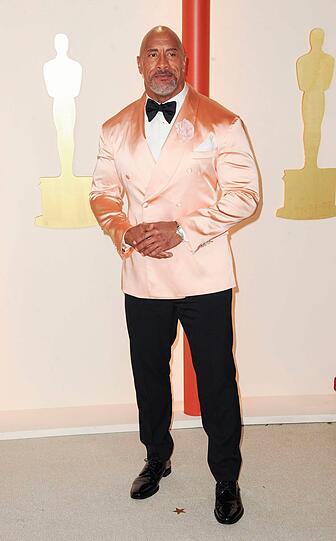 Dwayne Johnson: Dieser Mann strahlt einfach immer und hätte dieses Glanz-Jackett nicht dafür gebraucht. Das klassische Dinner-Jackett wäre die bessere Wahl gewesen.