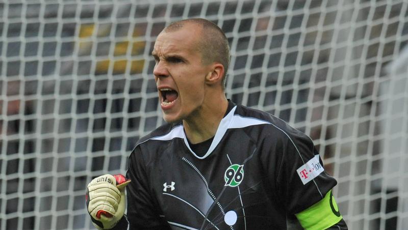 Torwart Enke zog sich bei einem Geheimtraining einen Kahnbeinbruch an der linken Hand zu. Torwart Enke zog sich bei einem Geheimtraining einen Kahnbeinbruch an der linken Hand zu.