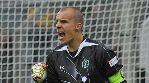 Torwart Enke zog sich bei einem Geheimtraining einen Kahnbeinbruch an der linken Hand zu.
