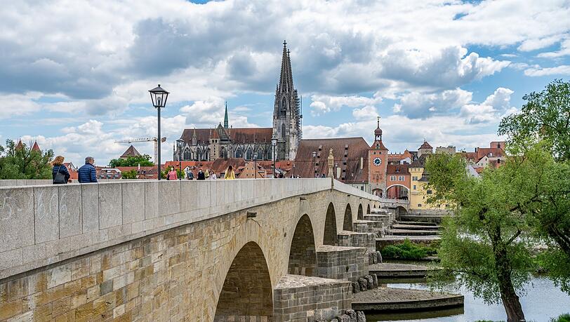 Die Steinerne Brücke führt über die Donau zur Altstadt von Regensburg. (Archivbild)