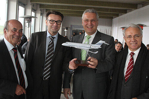Die Flughafen-Chefs Harry Marx (l.) und Karl-Heinz Krüger (r.) mit Siegfried Axtmann (2. v. l.) und Minister Joachim Herrmann.