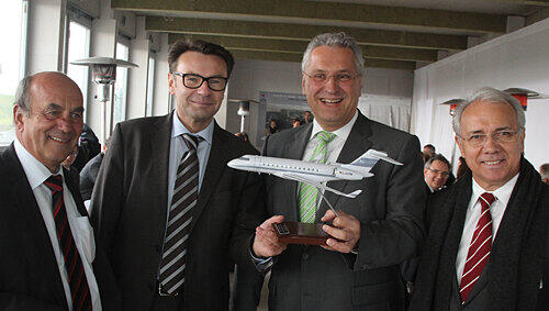 Die Flughafen-Chefs Harry Marx (l.) und Karl-Heinz Krüger (r.) mit Siegfried Axtmann (2. v. l.) und Minister Joachim Herrmann. Die Flughafen-Chefs Harry Marx (l.) und Karl-Heinz Krüger (r.) mit Siegfried Axtmann (2. v. l.) und Minister Joachim Herrmann.