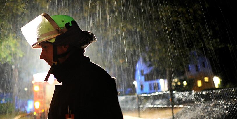 Ein heftiges Unwetter hat am Mittwochabend zahlreiche Keller im Landkreis Schaumburg geflutet. In Rinteln war die Feuerwehr mit 250 Kräften im Einsatz.