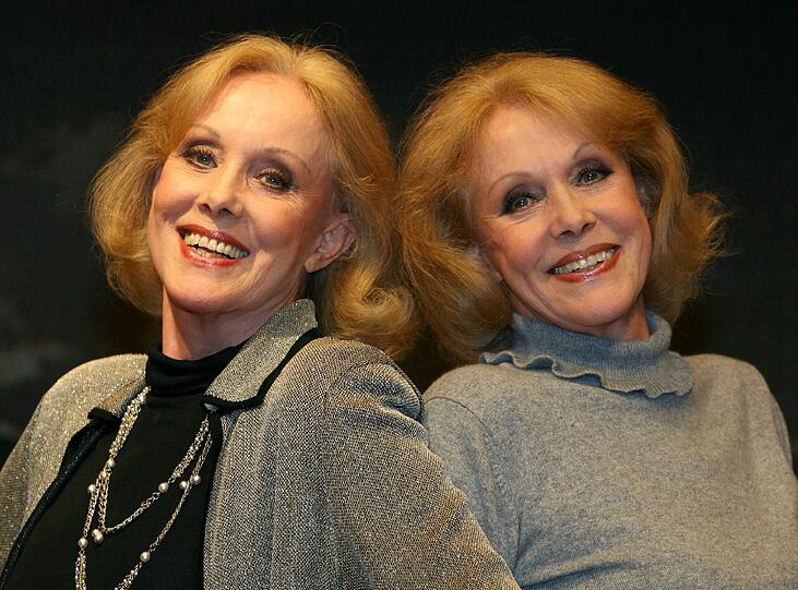 Alice (l.) und Ellen Kessler posieren in Stuttgart (Foto vom 21.11.06). Die Zwillinge Alice und Ellen Kessler sind mit fast 75 Jahren immer noch gut in Form.
