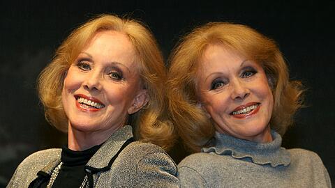 Alice (l.) und Ellen Kessler posieren in Stuttgart (Foto vom 21.11.06). Die Zwillinge Alice und Ellen Kessler sind mit fast 75 Jahren immer noch gut in Form.