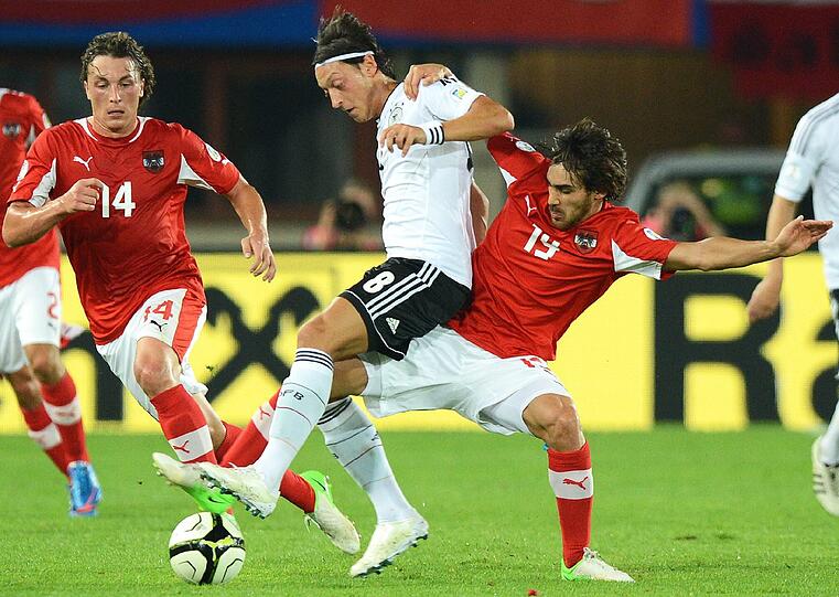 MESUT ÖZIL: Note 3. Schlich über den Platz. Elegant bis unbeteiligt. Nervenstark beim Elfer, den er fast aus dem Stand verwandelte.