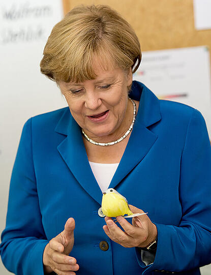 Hoher Buch in Niederbayern: Kanzlerin Angela Merkel besuchte am Freitag ein sogenanntes "MINT"-Projekt in der Grund- und Mittelschule in Buch am Erlbach. Die Bilder vom Merkel-Besuch.