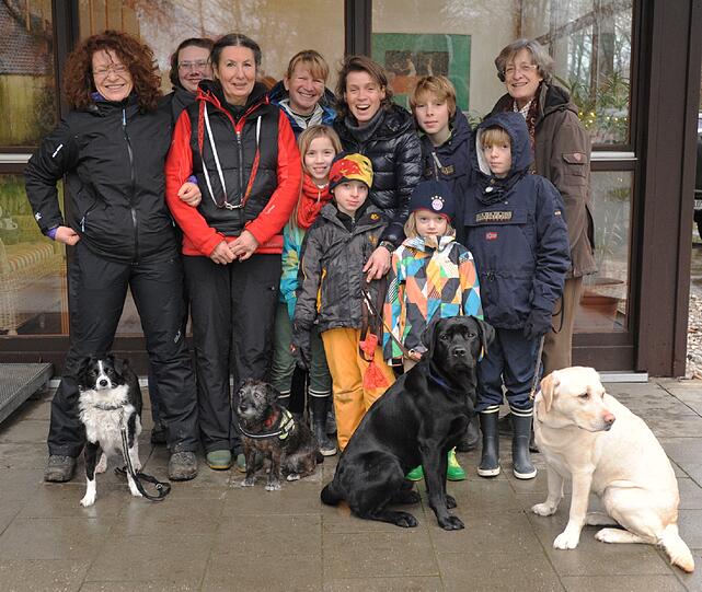 Nicoline Schumacher, ihre fünf Kinder, die Hundeführerinnen und ihre Suchhunde haben nicht aufgegeben, bis sie Chester (den schwarzen Labrador) gefunden haben.